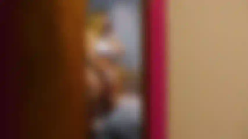 Una striscia di lingerie bianca e una fica che gioca a voyeur.