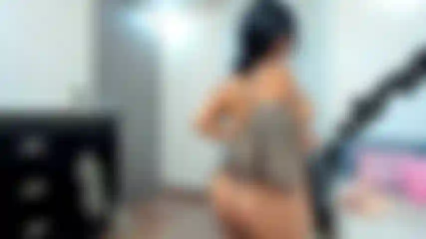 Una latina dal culo grosso che cavalca così selvaggiamente mentre gemo in spagnolo.