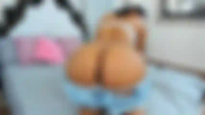 Metto olio e mi fotto il culo così vicino alla cam.