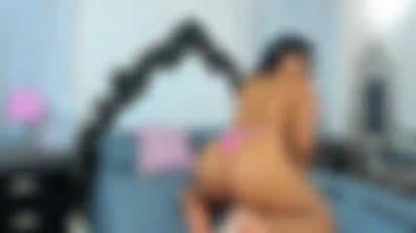 Mi scopo la figa e il culo davvero forte.