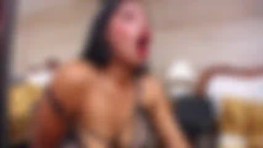 Una latina calda e arrapata che si scopa il culo e la figa così forte da bagnare il letto.