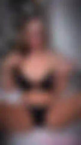 Guardali mentre scopano con un dildo di vetro, scopano con le dita.