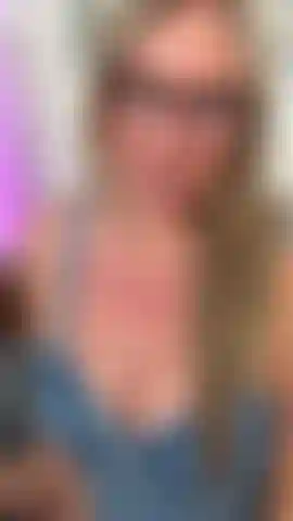 Com'è la vista da lì dietro? Puoi essere onesto con me! Dovrei allargarlo di più?