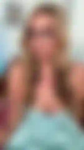 Chi non ama un bel paio di mutandine di cotone bianco? Così pure e innocenti? O forse no?! Video di 5 minuti in cui ti faccio impazzire con le mie mutandine! Primo piano della figa e allargamento, dita dentro, nudità totale.