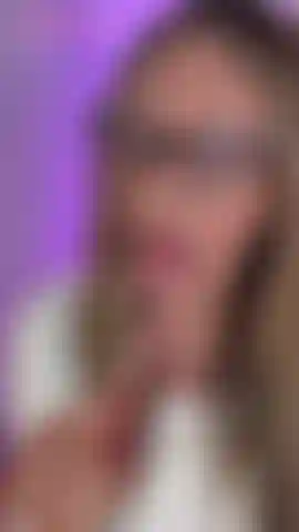 Guarda ali mentre succhia un bastoncino di zucchero, in topless, non nuda.