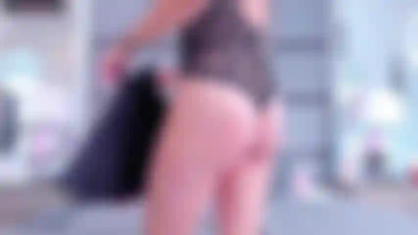 Continuo a cavalcare fino all'orgasmo spruzzando.