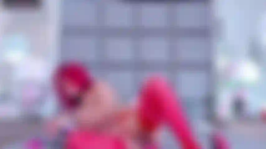 Una rossa con grandi tette naturali che seduce pronta a scopare.