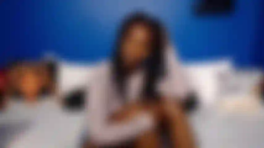 Guanto medico bianco: sfregamento e diteggiatura.