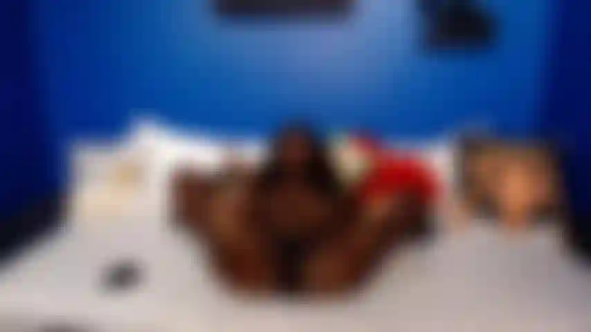 Mukbang: tette, dita dei piedi e patatine.