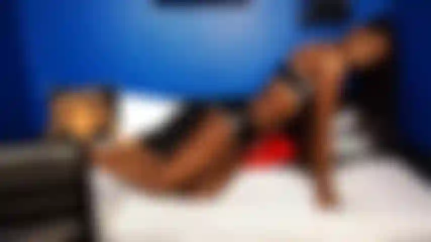 Spogliami dal set in bianco e nero con hitachi.