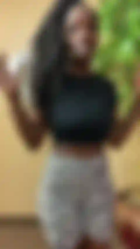 Che si allunga in pantaloncini da ghepardo.