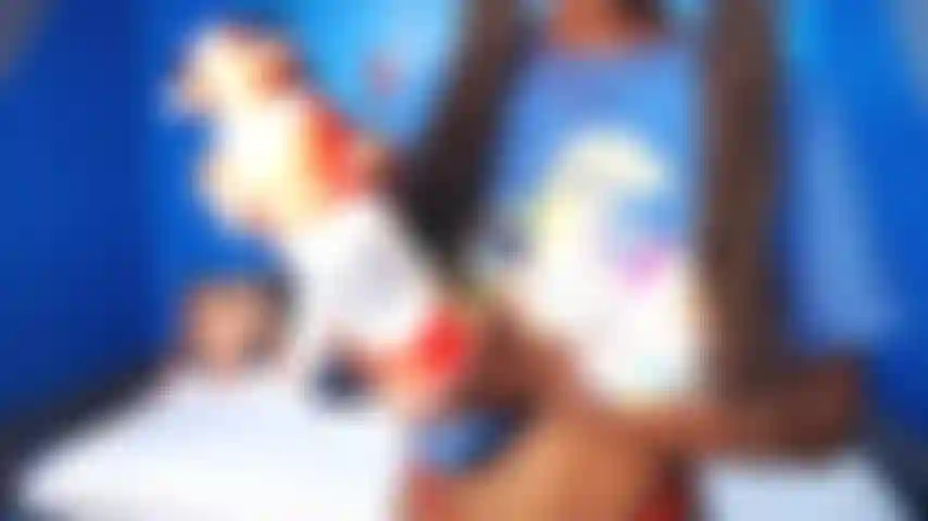 Stuzzica i capezzoli con panna montata.