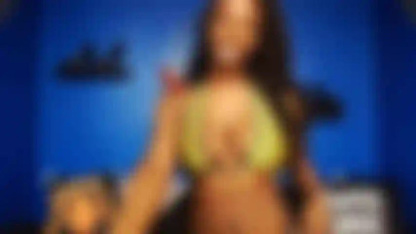 Luke allo strip club.