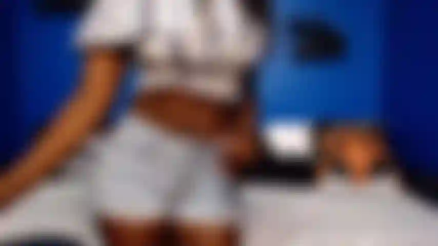 Mi spoglio e succhio un dildo nero.