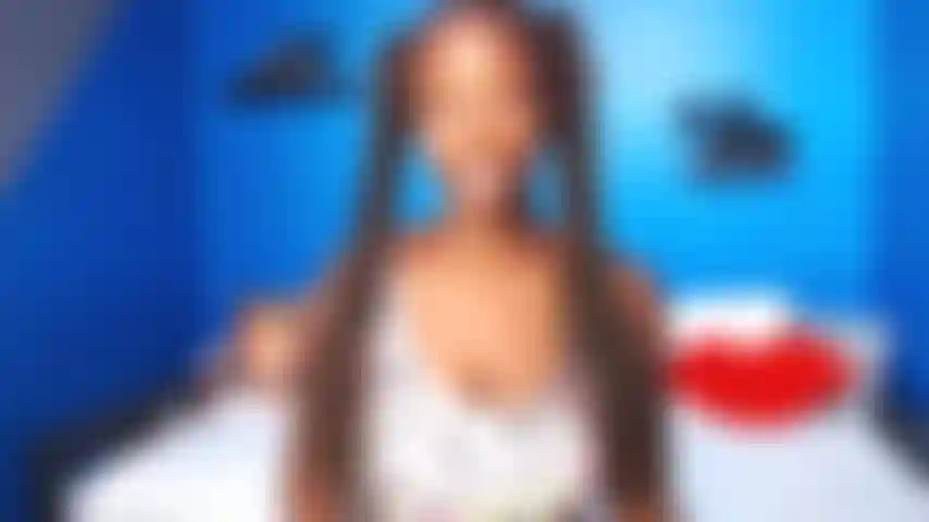 Mukbang in topless con le mie ali preferite.