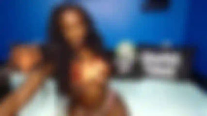 Provocante con le tette arancioni.