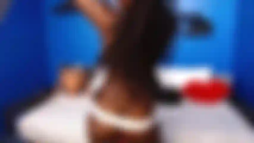 Stuzzica il perizoma bianco.