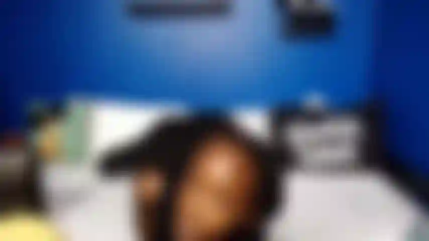 Spogliarello che fa esplodere palloncini bianchi.