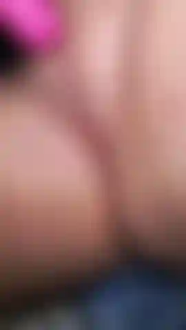 La mia figa stretta viene penetrata con grande sforzo.