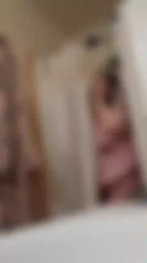 Spiare la doccia continua ;).