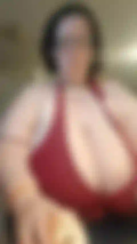 Cucino in bikini rosso.