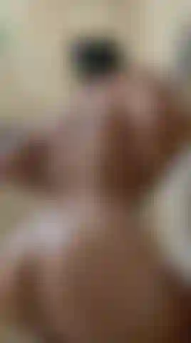 Sotto l'acqua calda, il mio corpo bagnato chiede solo una cosa: che tu venga a scoparmi fino a farmi a pezzi.