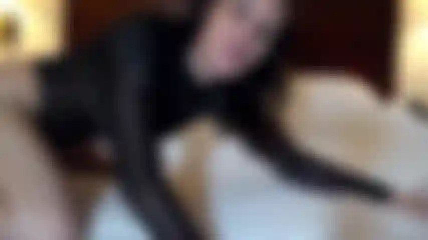 Mi masturbo in lingerie trasparente.