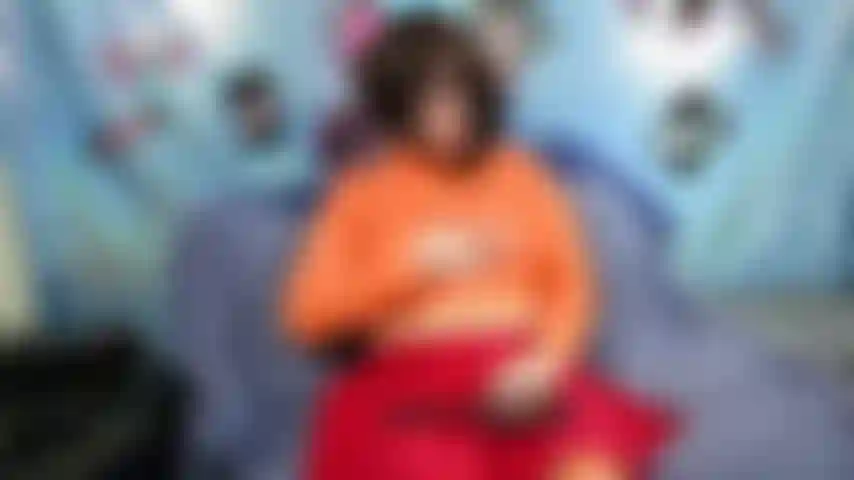 Velma geek si masturba con un dildo di vetro.