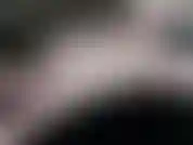 La dea si abbandona al piacere! Ammira il suo corpo adornato di tatuaggi scintillanti mentre si accarezza il seno e stuzzica il clitoride. Quindi guarda la sua crema sul vibratore mentre si compiace.