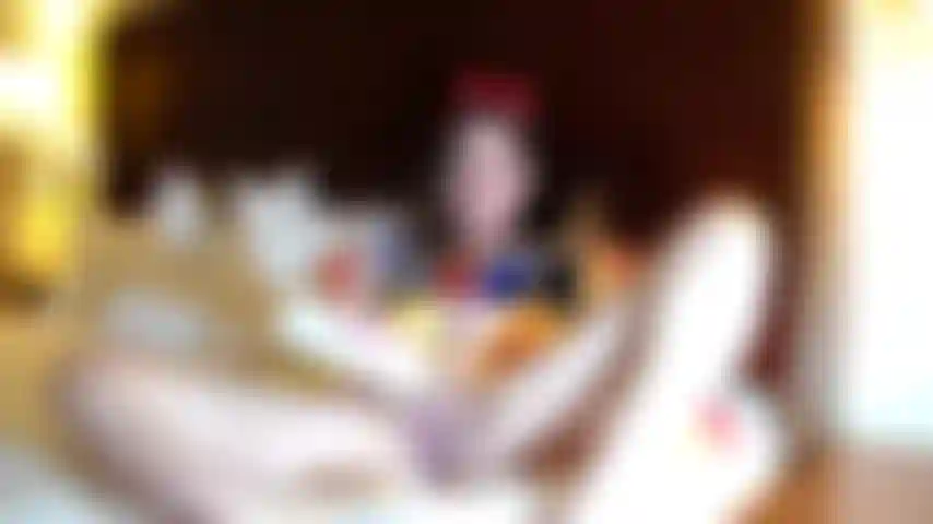 Una figa oleosa con le dita bianche come la neve.