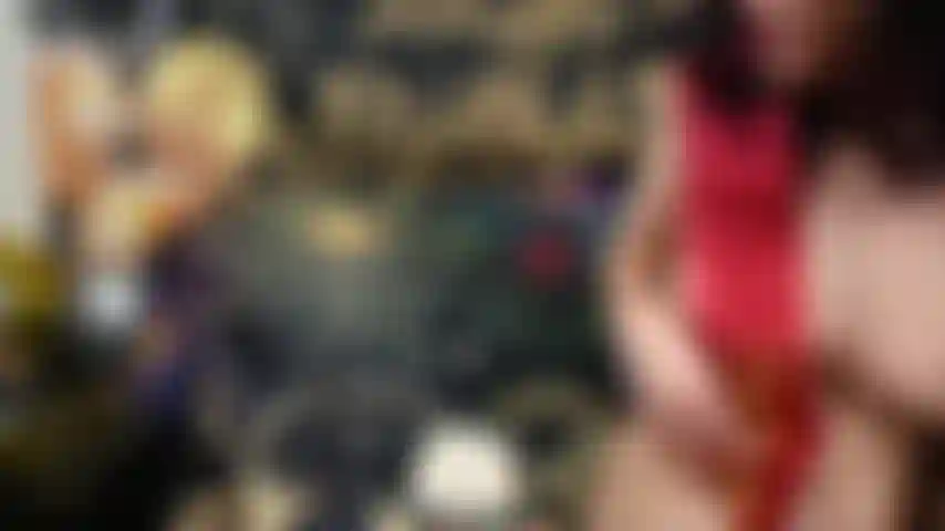 La torta di compleanno è seduta e schizza.