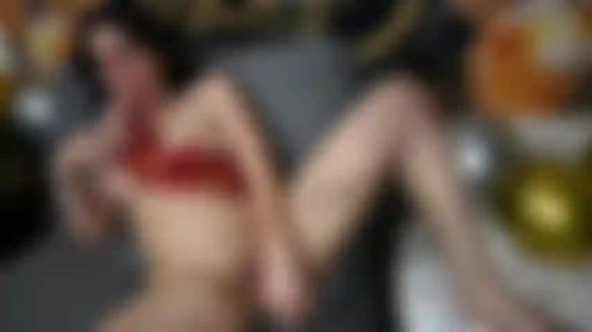 La festeggiata succhia e scopa 2 dildo.