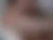 Ali ricoperta di cioccolato. Prendo una ciotola di salsa al cioccolato fatta in casa, bella e calda. Uso un cucchiaio per gocciolarlo lungo il corpo prima di strofinarlo sulla pelle. Concludo con un bacio al cioccolato!