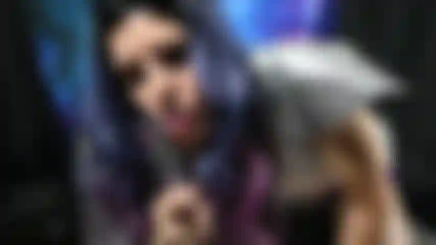 Una ragazza spaziale che si masturba con un dildo di vetro.