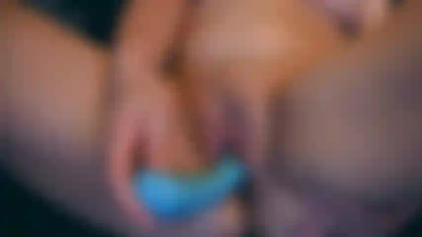 Vieni qui vibrazioni - masturbazione della figa da vicino con un vibratore che si muove su e giù.