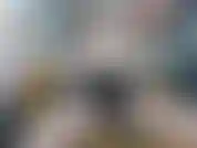 Una studentessa succhia e cavalca un dildo nero.