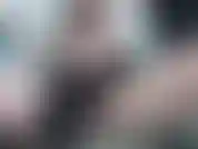 Masturbo con guanti di lattice neri: mi strofino le tette e la figa direttamente in faccia prima di usare un vibratore per venire forte!