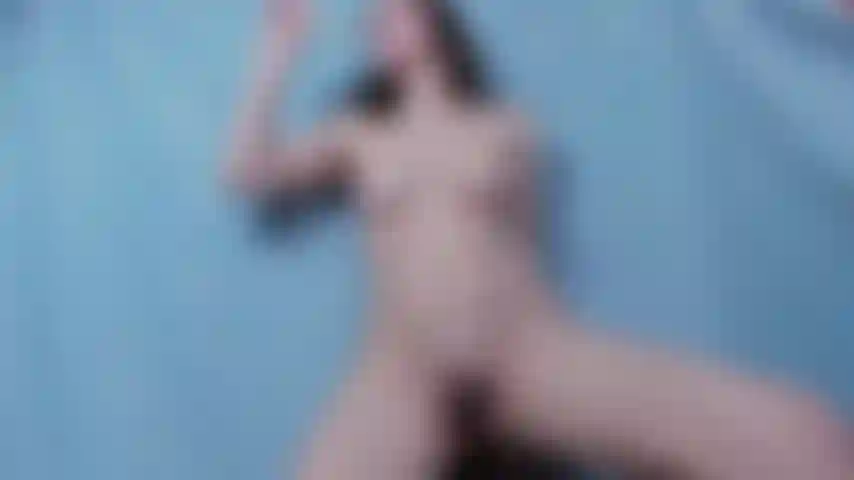 Masturbo con un dildo di vetro a capodanno.