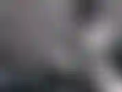 Il bucaniere steampunk si masturba: il bucaniere steampunk ali non indossa altro che un cappello steampunk, guanti di pizzo e stivali. Circondata da oggetti di scena steampunk, si scopa la figa con un dildo.