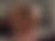 Sego subdolamente a casa di mia cugina: mi tolgo il vestito nero e mi scopo la figa in più posizioni mentre cerco di stare zitta.