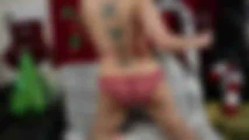 Uno spogliarello e una masturbazione con dildo di vetro con bastoncino di zucchero.