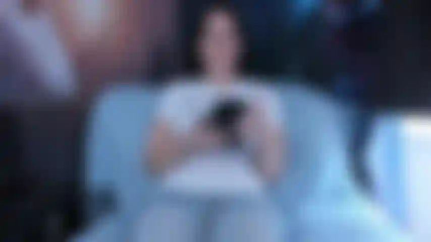 Crescita lussuriosa del piede attraverso i calzini.