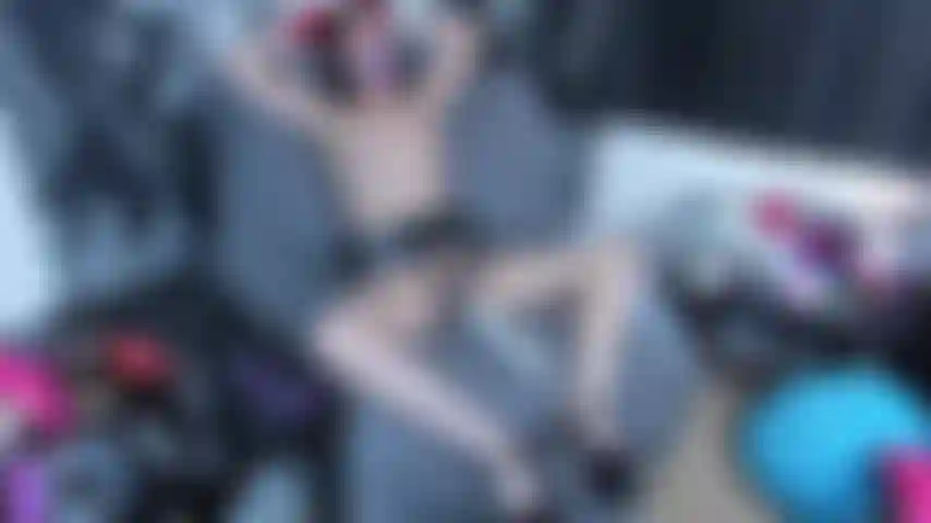 Orgasmi hitachi bondage intensi! Indosso tacchi a spillo sexy, la mia cintura o-belt per evitare che si muova, non importa quanto mi contorco, bavaglio con palla e fasciatura di seta legata attorno al polso mentre ho orgasmi.