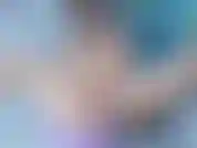 Kinky kitty si masturba. Si frusta il culo con il flogger prima di stuzzicare il clitoride con un giocattolo vibrante e un vibratore scorrevole all'interno. Alla fine si mette un bavaglio in bocca mentre si masturba.