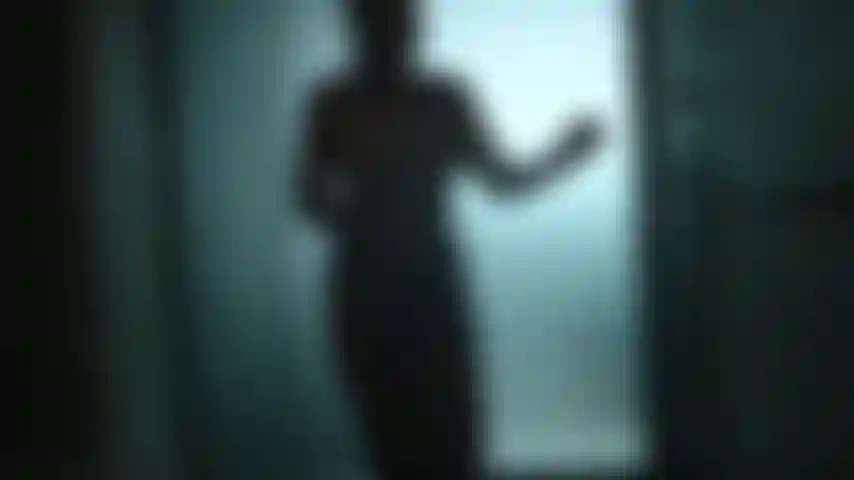 Video artistico sulla doccia in vetro.