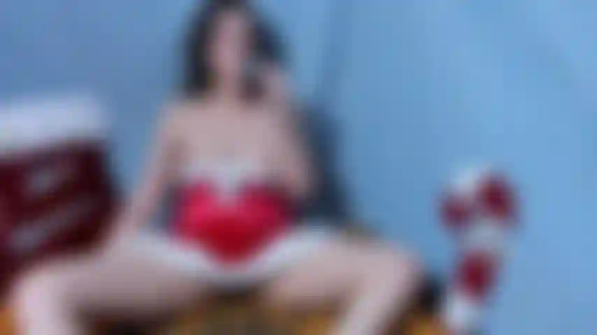 Santa ali viene imbottita doppiamente: un piccolo plug anale verde e un dildo di vetro di zucchero filato nella figa. Una missionaria e una pecorina divertente!