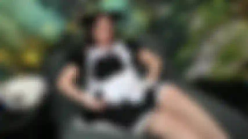 La cameriera kitty scopa il padrone.