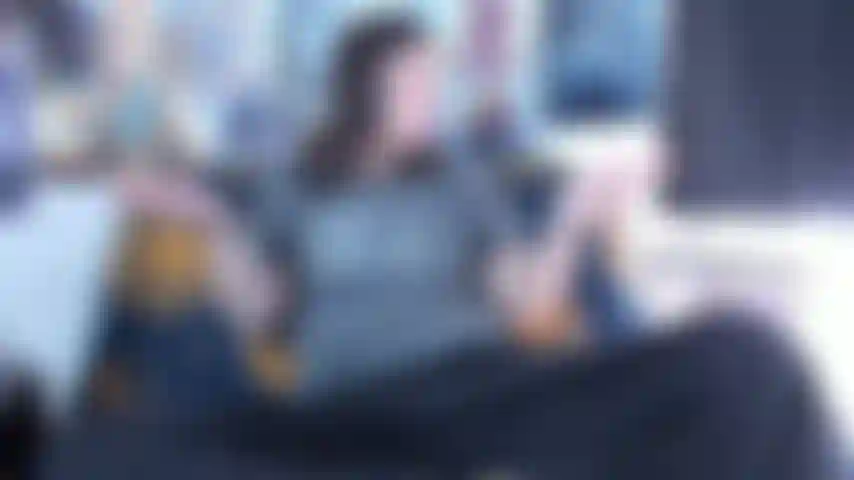 Gioco di ruolo mentre fa sesso con il vicino di casa - annoiata durante la quarantena, guardo fuori dalla finestra per vedere il vicino che fa sesso. Descrivo la scena mentre mi metto una mano nei pantaloni e alla fine uso l'atmosfera.