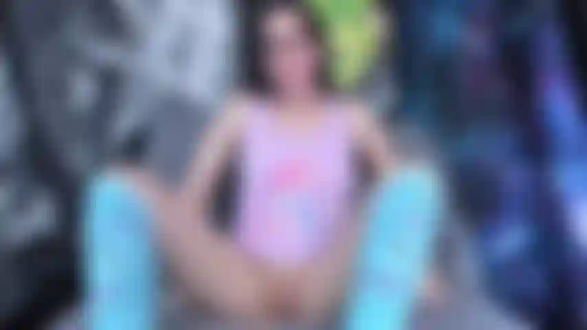 La masturbazione da nerd rompe la quarta parete! Inizio con la masturbazione con un dildo in più posizioni. Poi all'improvviso, bam, sono in due. Mi masturbo con il vibratore mentre mi guardo scopare con un vibratore.