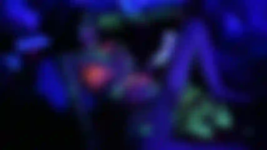 Un dildo alieno a luce nera.